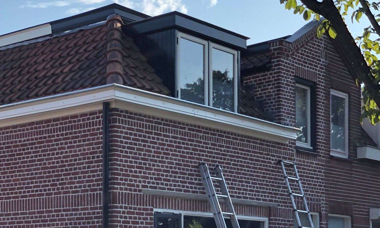 Met de ladden een dakgoot inspecteren in Oudewater